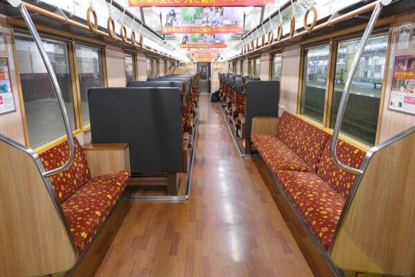 JR東日本の観光列車「いろは」車内（MaedaAkihiko - 投稿者自身による著作物, CC 表示-継承 4.0, https://commons.wikimedia.org/w/index.php?curid=109923727による）
