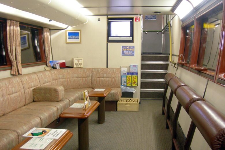 JR北海道の観光列車「ノースレインボーエクスプレス」ラウンジ（Rsa - 投稿者自身による著作物, CC 表示-継承 3.0, https://commons.wikimedia.org/w/index.php?curid=6113034による）