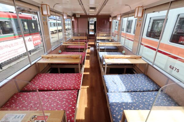 会津鉄道の観光列車「お座トロ展望列車」お座敷席