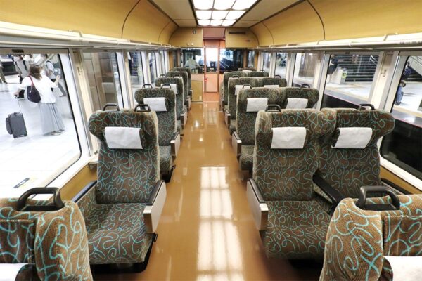JR東日本の観光列車「リゾートやまどり」車内