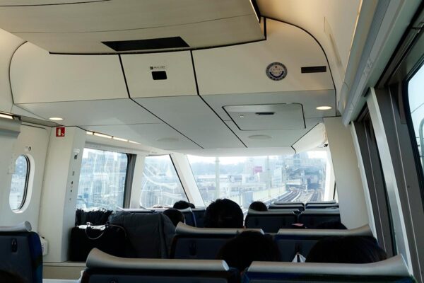 小田急の観光列車「ロマンスカー GSE」展望車の車内
