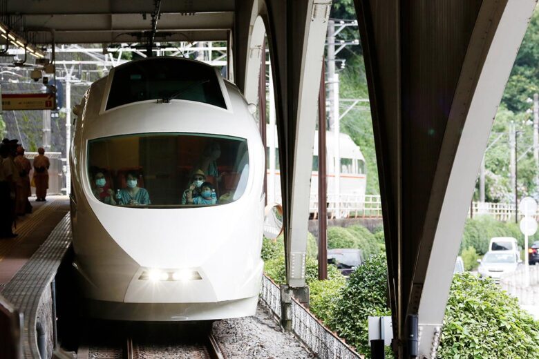 小田急の観光列車「ロマンスカー VSE」