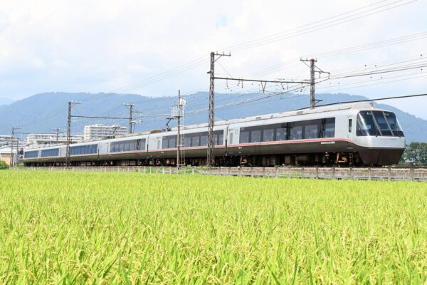 小田急の観光列車「ロマンスカー EXEα」