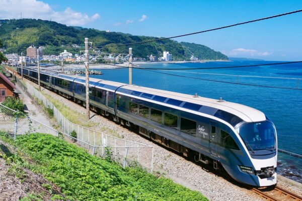 JR東日本の観光列車「サフィール踊り子」（MaedaAkihiko - 投稿者自身による著作物, CC 表示-継承 4.0, https://commons.wikimedia.org/w/index.php?curid=111404156による）