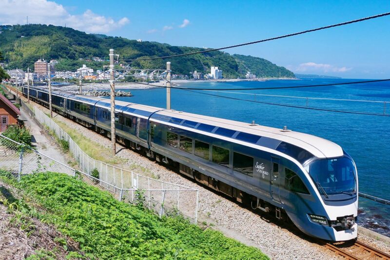JR東日本の観光列車「サフィール踊り子」(MaedaAkihiko - 投稿者自身による著作物, CC 表示-継承 4.0, https://commons.wikimedia.org/w/index.php?curid=111404156による)