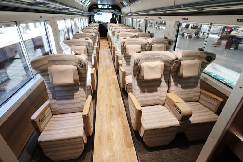 JR東日本の観光列車「サフィール踊り子」グリーン車