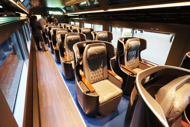 JR東日本の観光列車「サフィール踊り子」プレミアムグリーン