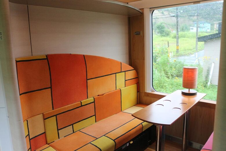 JR東日本の観光列車「リゾートしらかみ」橅（ブナ）編成のボックス席