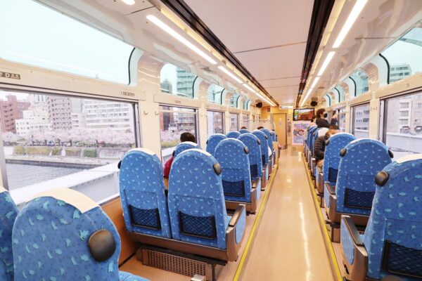 東武鉄道の観光列車「スカイツリートレイン」車内