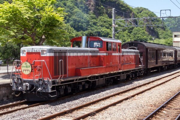 JR東日本の観光列車「DLぐんま」に使用されるDD51形ディーゼル機関車と旧型客車（LERK, CC 表示-継承 3.0, https://commons.wikimedia.org/w/index.php?curid=32955245による）