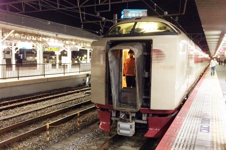 岡山駅で「サンライズ出雲」を待つ「サンライズ瀬戸」