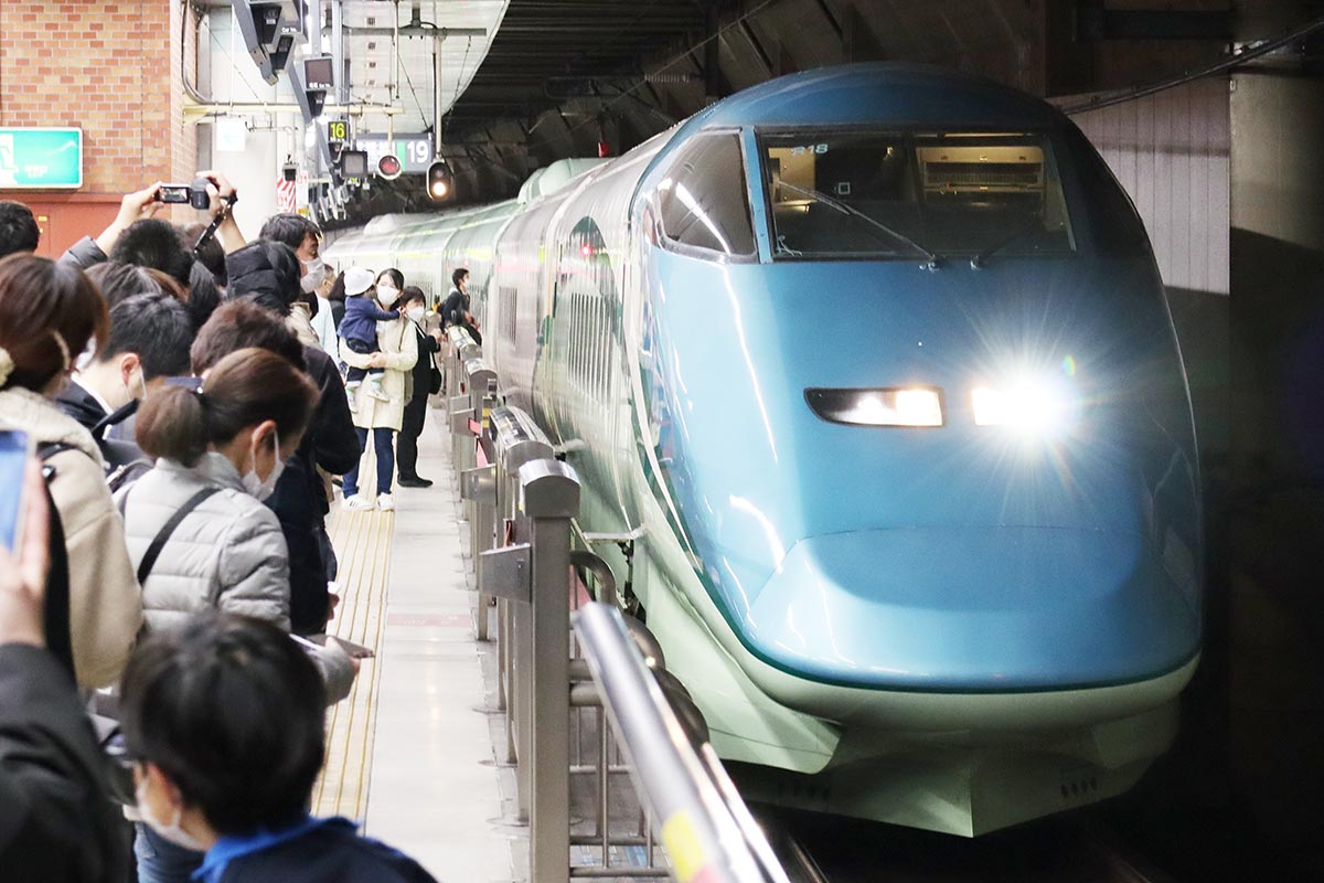 上野駅で発車を待つJR東日本の観光列車「とれいゆ つばさ」