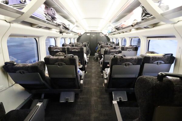 JR東日本の観光列車「とれいゆ つばさ」11号車の車内