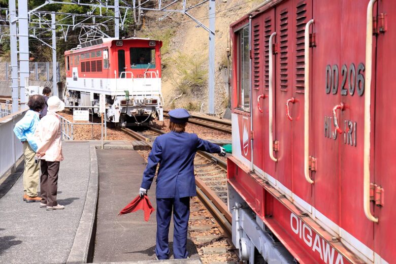 アプト式の機関車を連結する大井川鐵道の観光列車「アプト式列車」