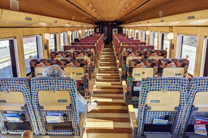 富士山麓電気鉄道の観光列車「富士山ビュー特急」車内