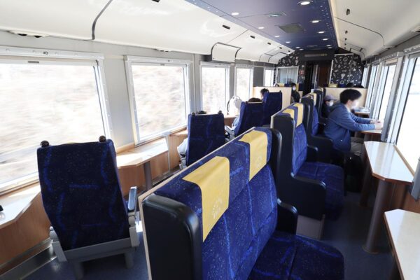 JR東日本の観光列車「HIGH RAIL 1375」1号車の車内