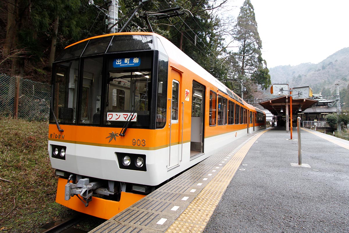 叡山電鉄の観光列車「きらら」