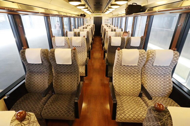 JR東日本の観光列車「越乃Shu＊Kura」3号車の車内