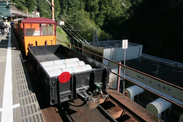 荷物も運ぶ黒部峡谷鉄道の列車