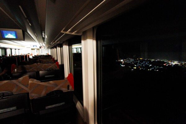 JR東日本の観光列車「ナイトビュー姨捨」から眺めた善光寺平