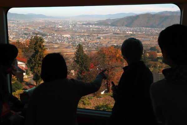 JR東日本の観光列車「リゾートビューふるさと」から眺めた善光寺平