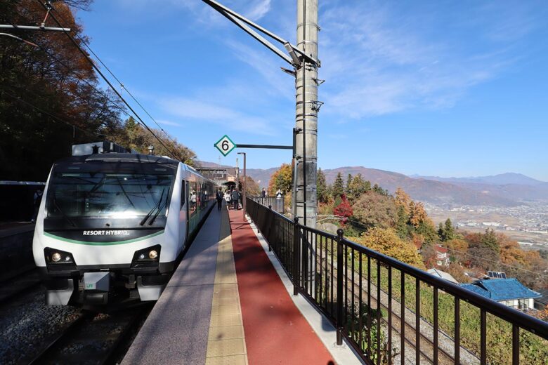 姨捨駅に停車するJR東日本の観光列車「リゾートビューふるさと」