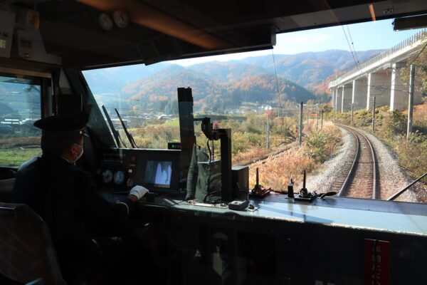 運転士気分が味わえるJR東日本の観光列車「リゾートビューふるさと」展望室