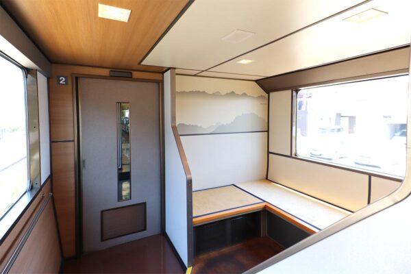 JR東日本の観光列車「リゾートやまどり」ミーティング室「和」