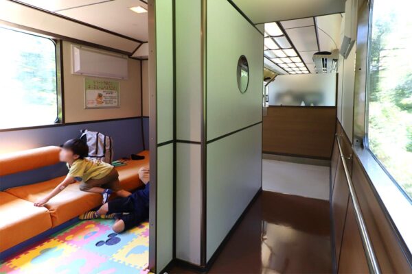 JR東日本の観光列車「リゾートやまどり」キッズルーム
