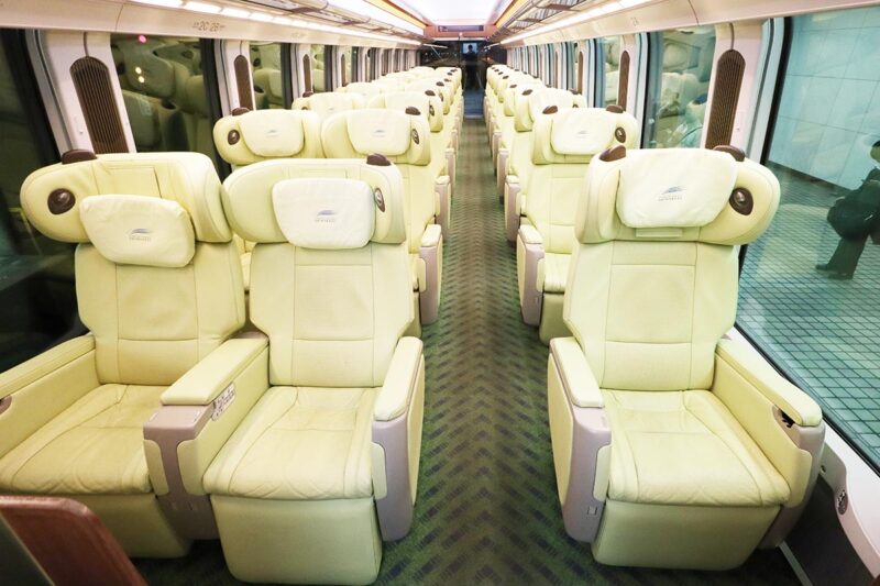近鉄の観光特急「しまかぜ」展望車両(プレミアムシート)
