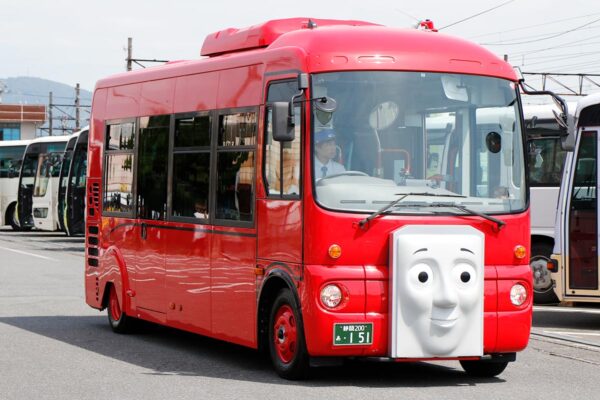 大井川鐵道の観光列車「きかんしゃトーマス号」とあわせて運転される「バスのバーティー」