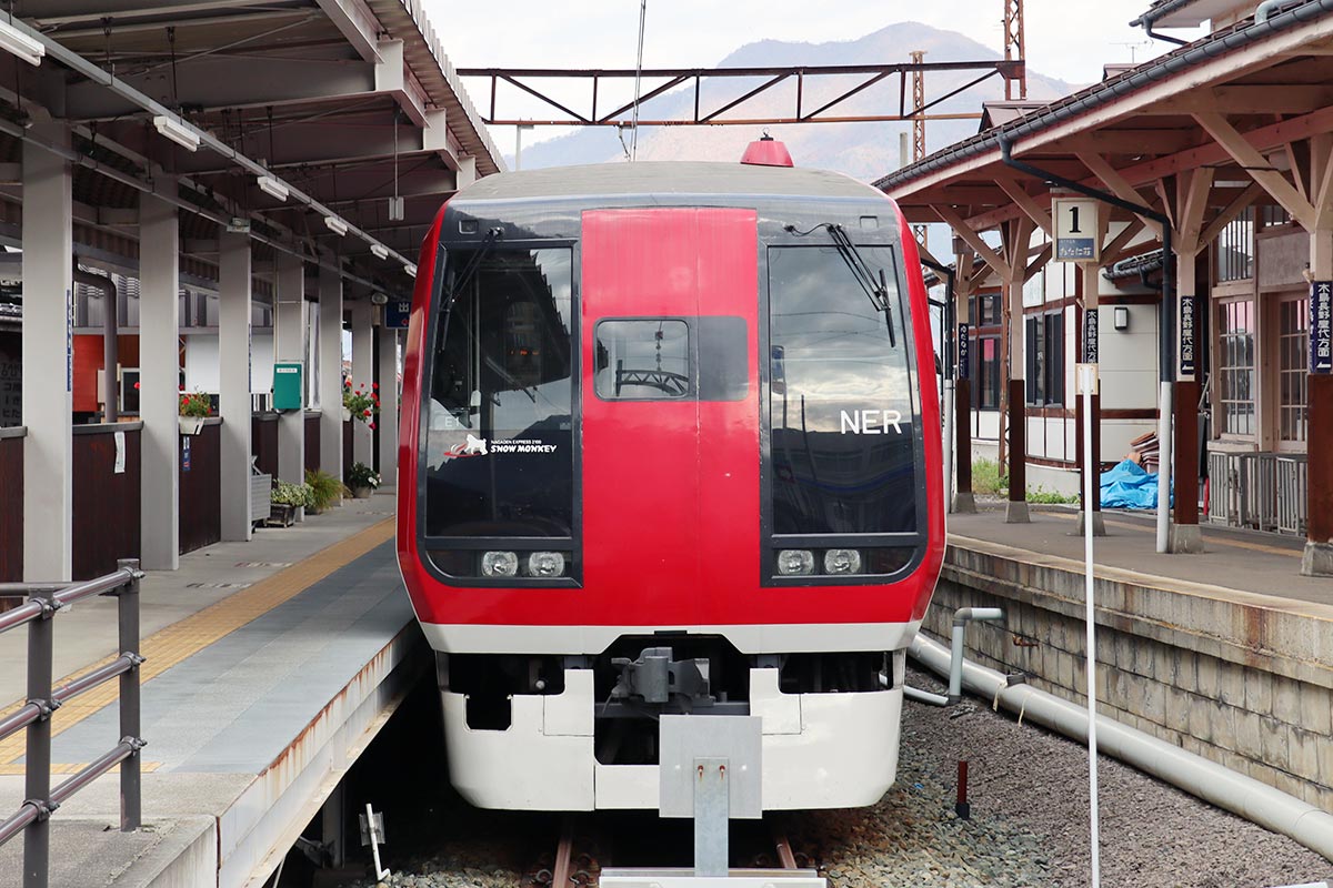 長野電鉄の観光列車「スノーモンキー」