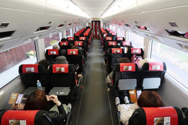 長野電鉄の観光列車「スノーモンキー」車内