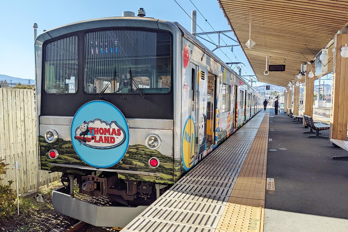 富士山麓電気鉄道の観光列車「トーマスランド20周年記念号」