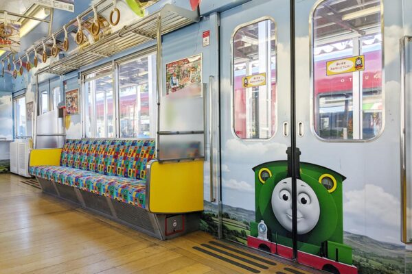 富士山麓電気鉄道の観光列車「トーマスランド20周年記念号」車内