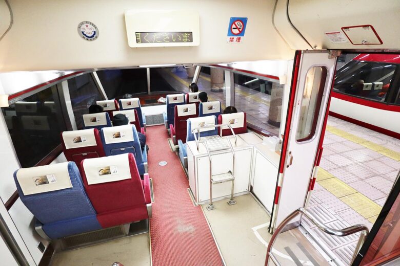 長野電鉄の観光列車「ゆけむり」車内