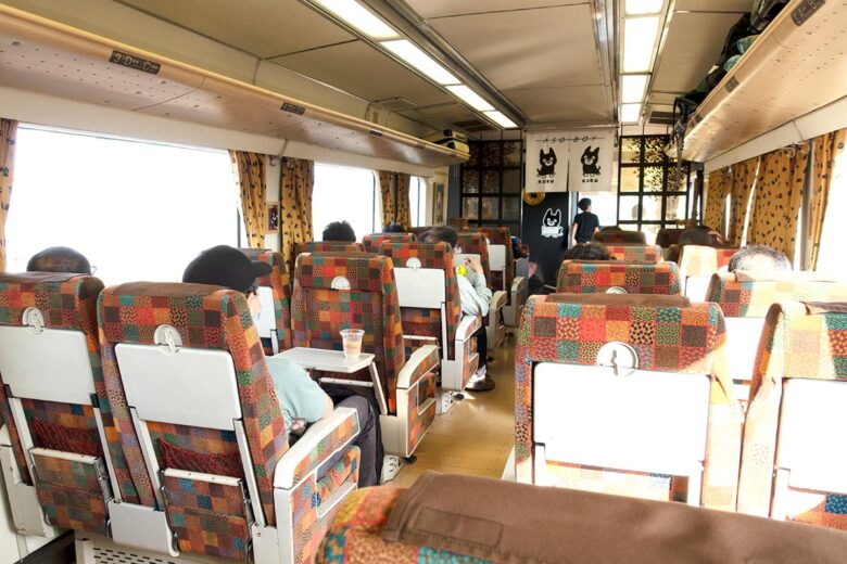 JR九州の観光列車「あそぼーい！」通常座席