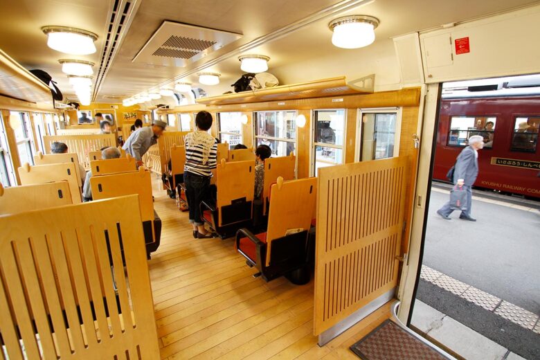 JR九州の観光列車「はやとの風」通常座席