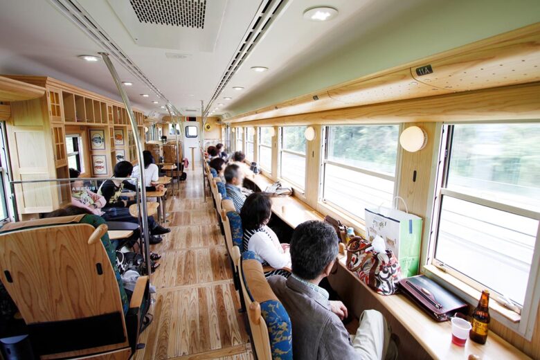 JR九州の観光列車「指宿のたまて箱」カウンター席