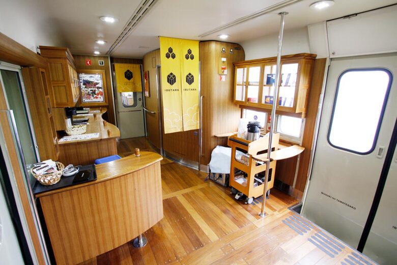 JR九州の観光列車「指宿のたまて箱」サービスカウンター