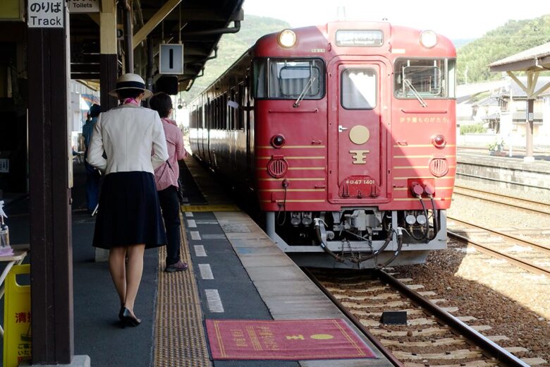 JR四国の観光列車「伊予灘ものがたり」（初代）