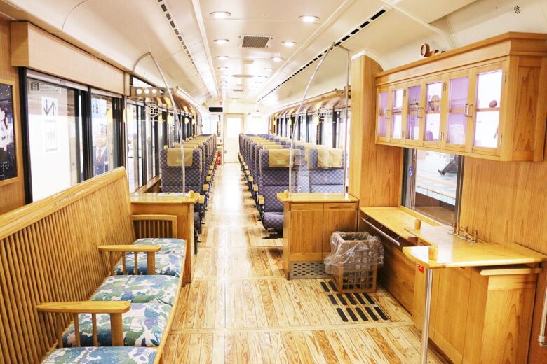 JR九州の観光列車「海幸山幸」車内