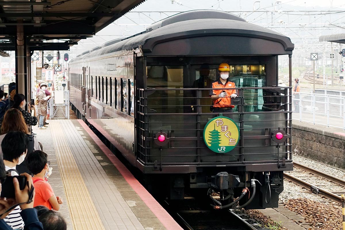 JR西日本の観光列車「SLやまぐち号」展望デッキ
