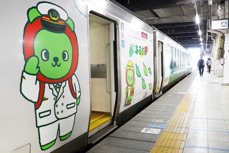 長野県PRキャラクター「アルクマ」のラッピングがされたJR東日本の観光列車「リゾートビューふるさと」