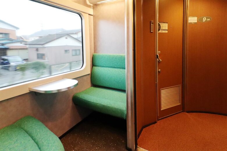 JR東日本の寝台列車「カシオペア紀行」ミニロビー