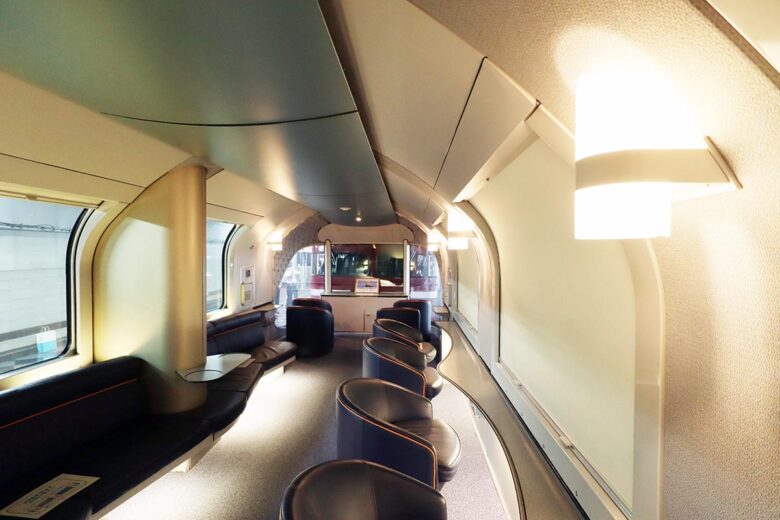 JR東日本の寝台列車「カシオペア紀行」ラウンジカー