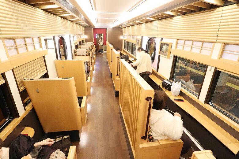 阪急電鉄の観光列車「京とれいん 雅洛」車内