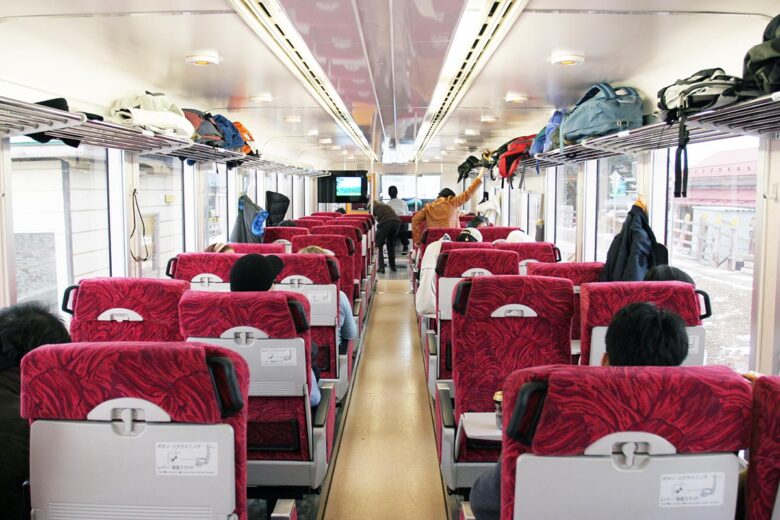 JR東日本の観光列車「リゾートしらかみ」くまげら編成の通常座席