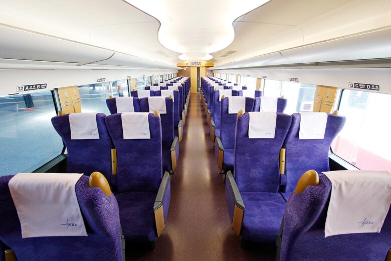 東武鉄道の観光列車「スノーパル」に使われる500系電車「リバティ」車内