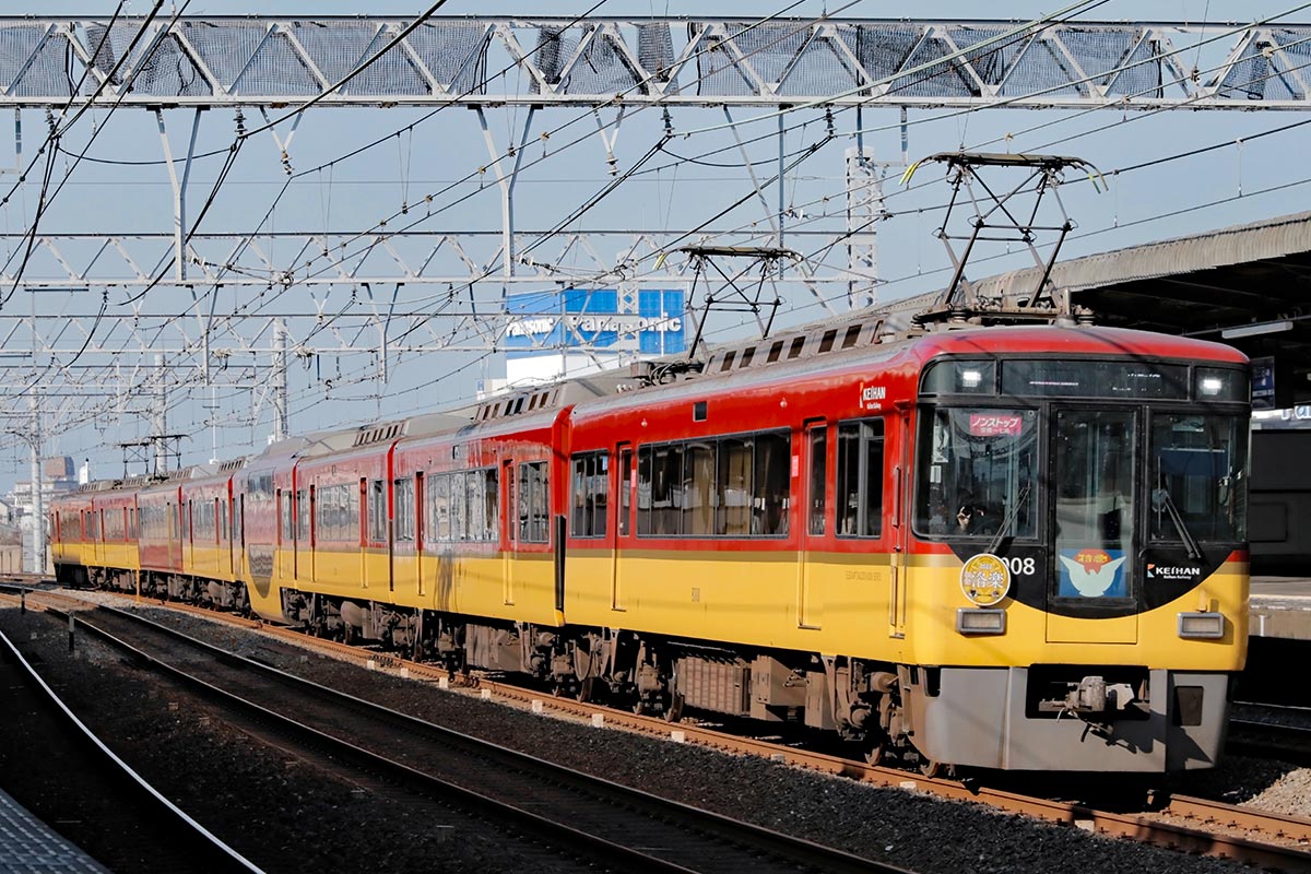 快速特急「洛楽」として走る京阪8000系電車
